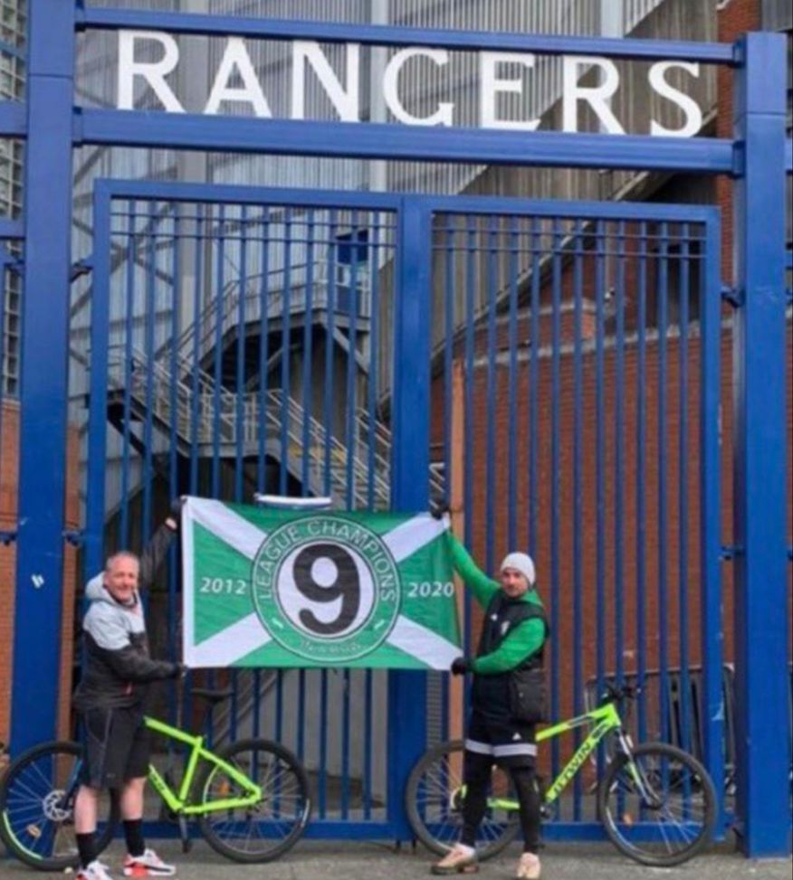 La festa dei tifosi Celtic davanti ad Ibrox, tempio dei Rangers - Ph Getty Images