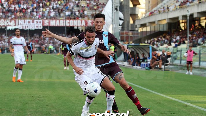 SALERNO, ITALY - AUGUST 25: Player of US Salernitana Milan Djuric vies with US Citta di Palermo player Przemislaw Szyminski during the Serie B match between US Salernitana and US Citta di Palermo on August 25, 2018 in Salerno, Italy. (Photo by Francesco Pecoraro/Getty Images) Calciomercato Catanzaro, obiettivo Szyminski: l’ex Palermo ha vinto la B con il Frosinone - immagine 1