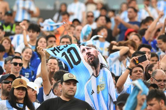 Getty Images  Due anni dalla vittoria al Mondiale, la foto di Messi postata dalla moglie- immagine 2
