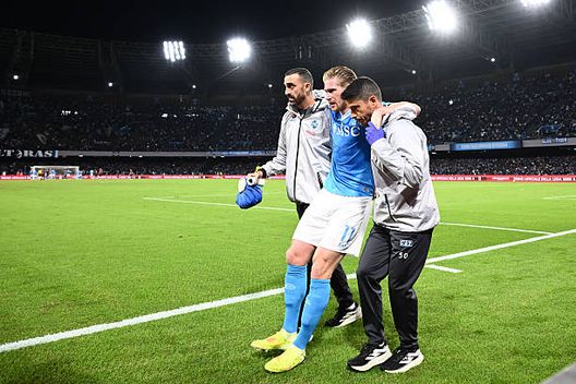Kevin De Bruyne lascia il campo dopo l'infortunio (Photo by Image Photo Agency/Getty Images) Napoli, si teme un lungo stop per De Bruyne: attesa per gli esami- immagine 2