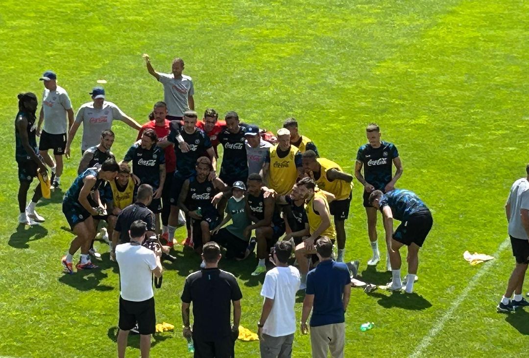 Un giovane tifoso è sceso in campo e ha fatto una foto con la squadra