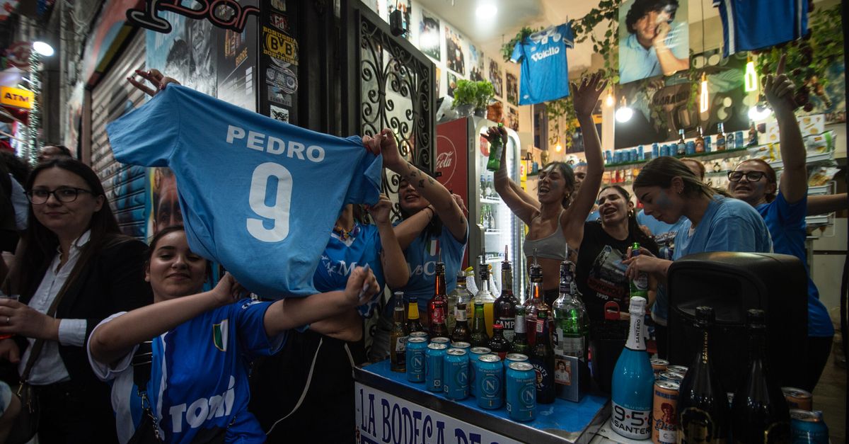 Napoli-Lazio, la partita si gioca anche online: chi vince la guerra dei social?