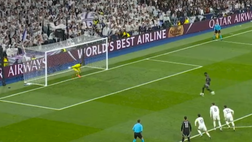 Saka, ma che rigore è? Tenta il cucchiaio, ma Courtois glielo para