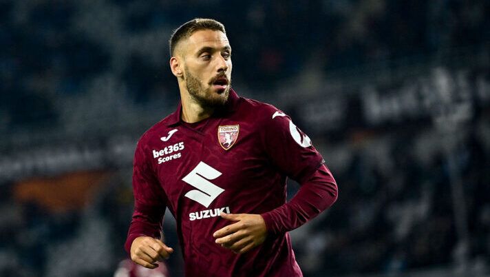 TURIN, ITALY - SEPTEMBER 25: Nikola Vlasic of Torino FC in action during the match between Torino FC v Pisa - Coppa Italia at Stadio Olimpico on September 25, 2025 in Turin, Italy. (Photo by Stefano Guidi - Torino FC/Torino FC 1906 via Getty Images) Pazienza al limite con Vlasic al fantacalcio: il nostro consiglio per eventuali scambi - immagine 1
