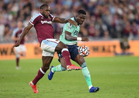 In azione, durante un match contro il Leicester. (Foto di Michael Regan/Getty Images) Michail Antonio, l’incontro con i paramedici: “Sono vivo grazie a voi”- immagine 3