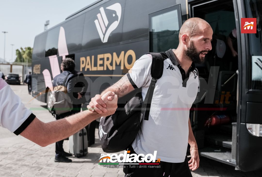 FOTO Palermo, il rientro al “Renzo Barbera” dopo la trasferta di Padova (Gallery) - immagine 20