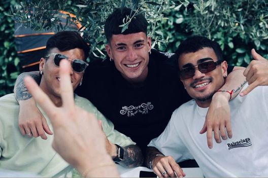 Frosinone, grande festa per compleanno Soulé: presenti anche Dybala e Paredes- immagine 3