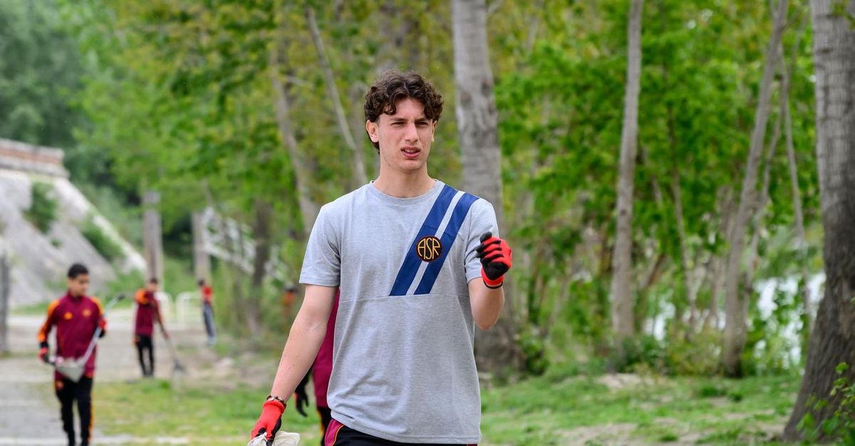 La Roma pulisce Roma: giovanili all'opera, raccolti sul Tevere oltre 90 chili di rifiuti