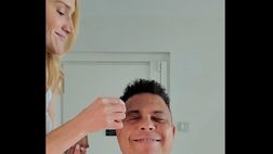 VIDEO / La sua Celina lancia prodotti di bellezza: Ronaldo si fa coccolare