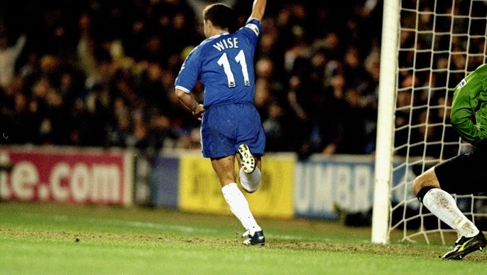29 Dec 1999: Dennis Wise of Chelsea celebrates his goal during the FA Carling Premiership match against Sheffield Wednesday at Stamford Bridge in London. Chelsea won 3-0. Mandatory Credit: Phil Cole /Allsport Atalanta-Chelsea, da Bellini e John Terry: i migliori capitani a confronto - immagine 1