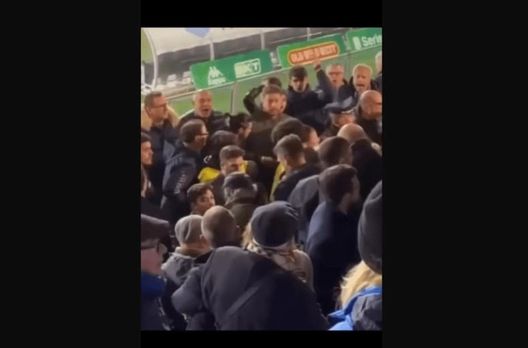 Choc Rocchi, contestato a Carrara con insulti e banconote in faccia- immagine 2