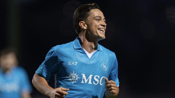 CASTEL DI SANGRO, ITALY - JULY 31: SSC Napoli player Giacomo Raspadori celebrating a goal during the friendly match between SSC Napoli and Brest at Stadio Teofilo Patini on July 31, 2024 in Castel di Sangro, Italy. (Photo by SSC NAPOLI/SSC NAPOLI via Getty Images) Il Napoli vince ancora in amichevole: ecco i migliori e le pagelle, segna Raspadori - immagine 1