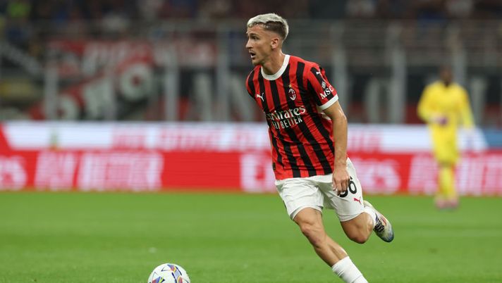 MILAN, ITALY - AUGUST 17:  Alexis Saelemaekers of AC Milan in action during the Serie A match between AC Milan and Torino at Stadio Giuseppe Meazza on August 17, 2024 in Milan, Italy. (Photo by Claudio Villa/AC Milan via Getty Images)  Allegri Saelemaekers
