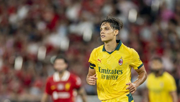 HONG KONG, CHINA - JULY 26: Samuele Ricci of AC Milan looks on during the Liverpool FC v AC Milan Pre-Season Friendly match at Kai Tak Stadium on July 26, 2025 in Hong Kong, China. (Photo by Yu Chun Christopher Wong/Eurasia Sport Images/Getty Images)  ricci-su-allegri-lui-da-calciatore-ha-giocato-nel-mio-ruolo-mi-aiutera-dichiarazioni-frasi-parole-gazzetta-dello-sport