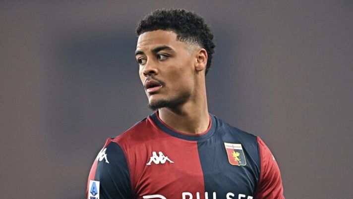 GENOA, ITALY - FEBRUARY 17: Koni De Winter of Genoa looks on during the Serie A match between Genoa and Venezia at Stadio Luigi Ferraris on February 17, 2025 in Genoa, Italy. (Photo by Simone Arveda/Getty Images) BREAKING – De Winter ha raggiunto l’accordo con il Milan: ora avanza la trattativa tra club - immagine 1