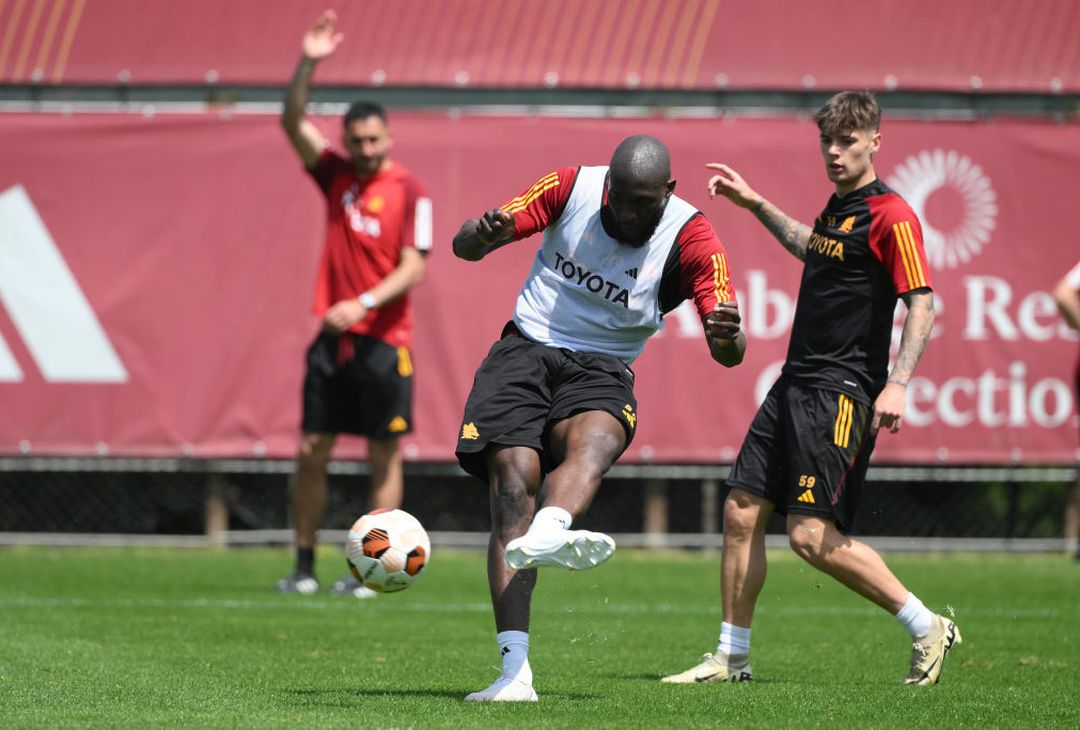 Trigoria, l’allenamento in vista del Bayer: tornano Lukaku e Smalling – FOTO GALLERY - immagine 2