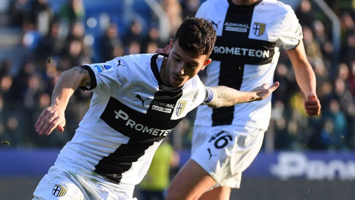 PARMA, ITALY - DECEMBER 01: Enrico DelPrato of Parma competes for the ball with Fisayo Dele-Bashiru of SS Lazio during the Serie A match between Parma and SS Lazio at Stadio Ennio Tardini on December 01, 2024 in Parma, Italy. (Photo by Marco Rosi - SS Lazio/Getty Images) Parma, doppio cambio forzato contro la Roma: problemi per Valeri e Delprato - immagine 1