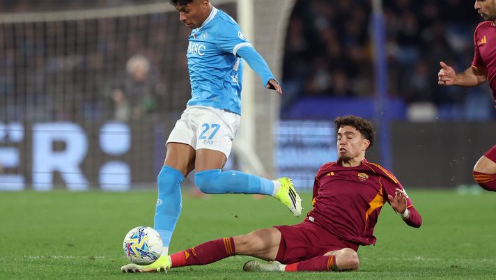 NAPLES, ITALY - FEBRUARY 15: Alisson Santos of SSC Napoli battles for possession with Neil El Aynaoui of AS Roma during the Serie A match between SSC Napoli and AS Roma at Stadio Diego Armando Maradona on February 15, 2026 in Naples, Italy. (Photo by Francesco Pecoraro/Getty Images) TMW elogia Alisson Santos: “In Napoli-Roma ha fatto più di Lang!” - immagine 1