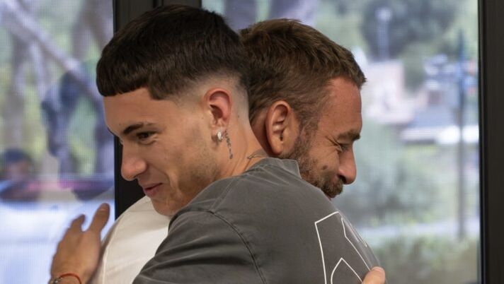 ROME, ITALY - JULY 29: In this image release on July 30, 2024, AS Roma Unveil New Signing Matias Soulè meets Daniele De Rossi during his first day at Centro Sportivo Fulvio Bernardini on July 29, 2024 in Rome, Italy. (Photo by Fabio Rossi/AS Roma via Getty Images) CorSport: “Roma, Soulé ha conquistato tutti: ecco il ruolo in cui lo utilizzerà De Rossi” - immagine 1