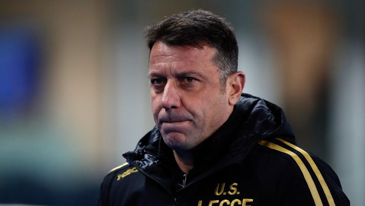 VERONA, ITALY - NOVEMBER 27: Manager of Lecce, Roberto D'Aversa, before the start of the the Serie A TIM match between Hellas Verona FC and US Lecce at Stadio Marcantonio Bentegodi on November 27, 2023 in Verona, Italy. (Photo by Timothy Rogers/Getty Images) Lecce, D’Aversa: “Grande rammarico, ma non dobbiamo abituarci alla sconfitta” - immagine 1