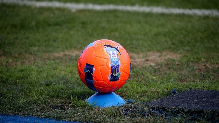 LECCE, ITALY - NOVEMBER 30: The Lega Serie A winter ball is shown during the Serie A match between US Lecce and Torino FC at Stadio Via del Mare on November 30, 2025 in Lecce, Italy. (Photo by Maurizio Lagana/Getty Images) UFFICIALE – Pisa-Napoli e Derby, si gioca domenica alle 12! La decisione – Sky - immagine 1