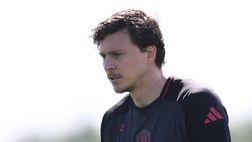 Romano: “La Fiorentina insiste per Lindelof. De Gea spinge, difensore tentato”