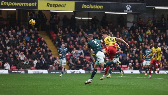 WATFORD, ENGLAND - DECEMBER 6: Luca Kjerrumgaard of Watford scores his teams second goal 2-2 during the Sky Bet Championship match between Watford and Norwich City at Vicarage Road on December 6, 2025 in Watford, England. (Photo by Sally Rawlins/Getty Images) Streaming Watford-Sheffield W. gratis: canali tv e visione online della partita - immagine 1