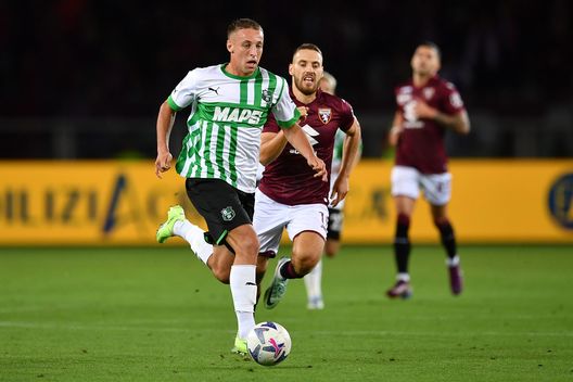 TURIN, ITALY - SEPTEMBER 17: Davide Frattesi of US Sassuolo in action against Nikola Vlasic of Torino FC during the Serie A match between Torino FC and US Sassuolo at Stadio Olimpico di Torino on September 17, 2022 in Turin, Italy. (Photo by Valerio Pennicino/Getty Images)
