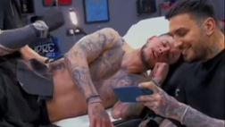 Mazzocchi cuore azzurro, canta una canzone napoletana mentre fa un tatuaggio