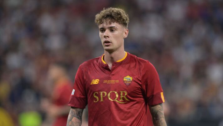 BUDAPEST, HUNGARY - MAY 31: Nicola Zalewski of AS Roma reacts during the UEFA Europa League 2022/23 final match between Sevilla FC and AS Roma at Puskas Arena on May 31, 2023 in Budapest, Hungary. (Photo by Fabio Rossi/AS Roma via Getty Images) Roma, Zalewski accusato di aver diffuso la formazione: la risposta dell’agente - immagine 1