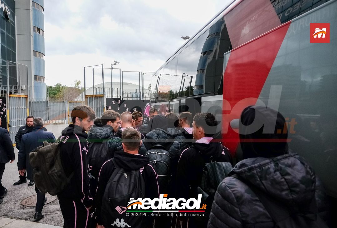 FOTO Palermo: la squadra verso Benevento. Cori e striscioni al “Barbera” (La Gallery) - immagine 26