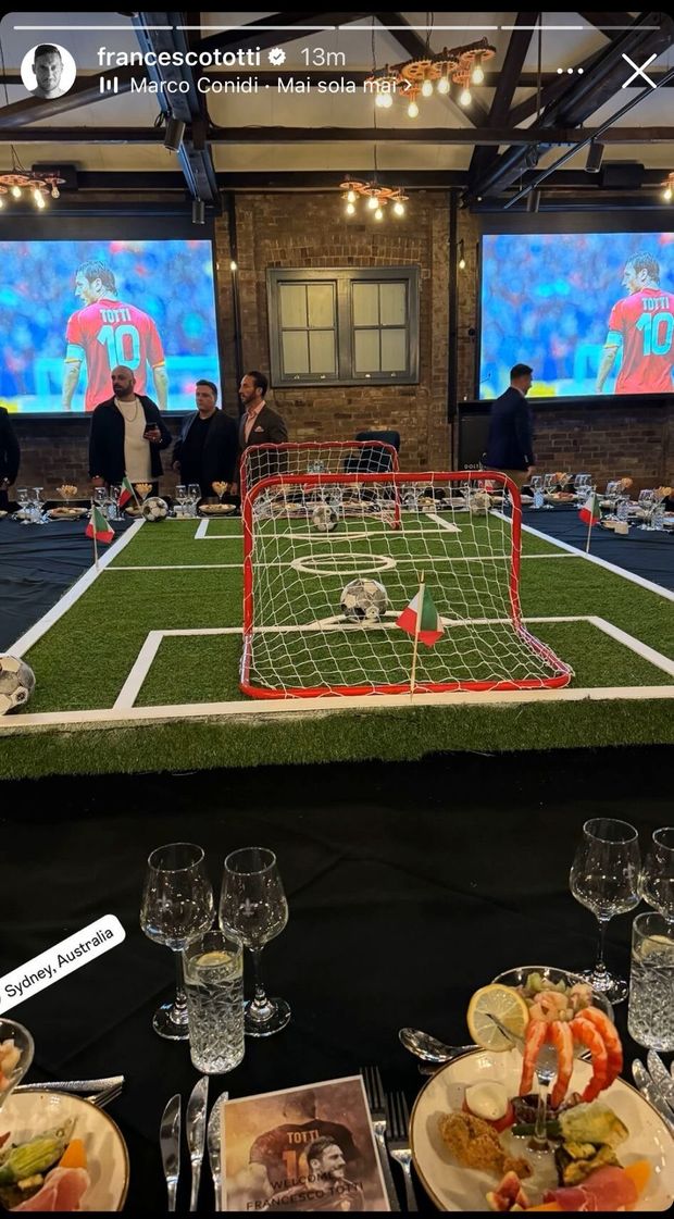 Totti, accoglienza romanista in Australia nel bar a lui dedicato – FOTO- immagine 2