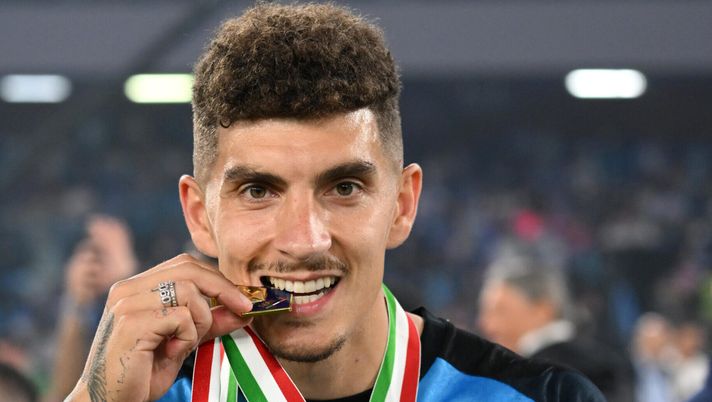 NAPLES, ITALY - JUNE 04: Giovanni Di Lorenzo of SSC Napoli bites their Serie A winners medal following the Serie A match between SSC Napoli and UC Sampdoria at Stadio Diego Armando Maradona on June 04, 2023 in Naples, Italy. (Photo by Francesco Pecoraro/Getty Images) Di Lorenzo