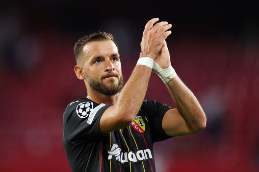Jonathan Gradit del Lens applaude i tifosi dopo il match di Champions League tra Siviglia e Lens del 20 Settembre 2023 giocato a Siviglia (Photo by Fran Santiago/Getty Images) Francia, Matic e Hassan si dissociano dalla giornata contro l’omofobia: arriva la squalifica- immagine 3