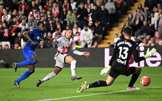 MADRID, SPAIN - MAY 02: Alvaro Garcia of Rayo Vallecano shoots under pressure from Dakonam Djene of Getafe CF, as David Soria of Getafe CF attempts to make the save during the LaLiga match between Rayo Vallecano and Getafe CF at Estadio de Vallecas on May 02, 2025 in Madrid, Spain. (Photo by Denis Doyle/Getty Images) Liga, Bilbao-Getafe: dove vedere la partita in streaming gratis- immagine 3