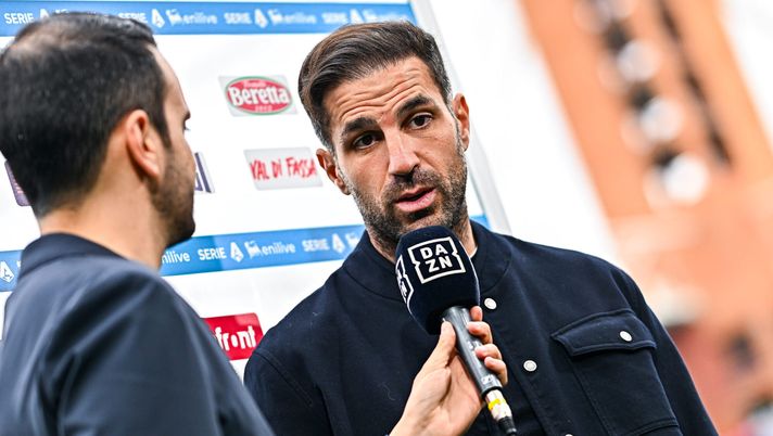 GENOA, ITALY - APRIL 26: Cesc Fabregas, head coach of Como (right), gives an interview prior to kick-off in the Serie A match between Genoa CFC and Como 1907 at Luigi Ferraris Stadium on April 26, 2026 in Genoa, Italy. (Photo by Simone Arveda/Getty Images) Inter-Paz, sfogo Fabregas ha scatenato reazione planetaria: ecco cosa c’è dietro - immagine 1