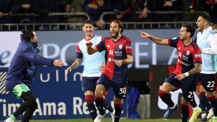 CAGLIARI, ITALY - NOVEMBER 26: Leonardo Pavoletti of Cagliari celebrates his goal 1-0 during the Serie A match between Cagliari Calcio and US Salernitana at Sardegna Arena on November 26, 2021 in Cagliari, Italy. (Photo by Enrico Locci/Getty Images) Il Cagliari in casa non perde da ottobre: tanti gol e rimonte nei minuti finali - immagine 1