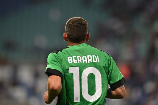 REGGIO EMILIA, ITALY - JUNE 02: Domenico Berardi of US Sassuolo looks on during the Serie A match between US Sassuolo and ACF Fiorentina at Mapei Stadium - Citta' del Tricolore on June 02, 2023 in Reggio Emilia, Italy. (Photo by Alessandro Sabattini/Getty Images) Ferrara: “Berardi arriverà a parametro zero per la pensione.”- immagine 2