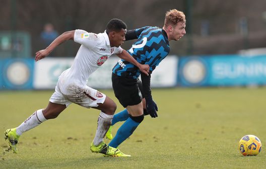MILAN, ITALY - JANUARY 23: Tibo Persyn of FC Internazionale is challenged during the Primavera 1 TIM match between FC Internazionale U19 and Torino FC U19 at Suning Youth Development Centre in memory of Giacinto Facchetti on January 23, 2021 in Milan, Italy. (Photo by Emilio Andreoli - Inter/Inter via Getty Images) Primavera, le pagelle di Inter-Torino 1-1: Karamoko di un’altra categoria- immagine 3