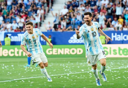 PAMPLONA, SPAGNA - 5 GIUGNO: Lionel Messi dell'Argentina esulta dopo aver segnato il terzo gol della sua squadra durante l'amichevole internazionale tra Argentina ed Estonia allo stadio El Sadar il 5 giugno 2022 a Pamplona, Spagna. (Foto di Juan Manuel Serrano Arce/Getty Images) Finalissima Argentina Spagna