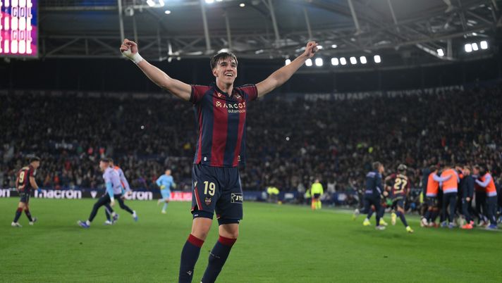 VALENCIA, SPAIN - JANUARY 23: Carlos Espi of Levante UD celebrates after Alan Matturro (not pictured) scored his team's third goal during the LaLiga EA Sports match between Levante UD and Elche CF at Ciutat de Valencia on January 23, 2026 in Valencia, Spain. (Photo by David Ramos/Getty Images) Levante
