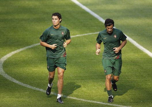 Figo e Ronaldo insieme in nazionale prima del Mondiale 2006. (Foto di Stuart Franklin/Bongarts/Getty Images) Benfica-Sporting Lisbona, top XI all-time a confronto: chi vincerebbe per l’IA?- immagine 4