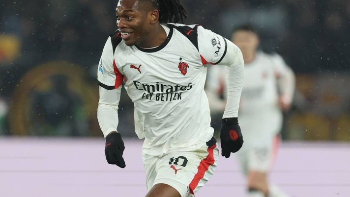 Leao, è il caso di continuare così? Contro la Roma è nulla. Milan: forse serve farlo riposare