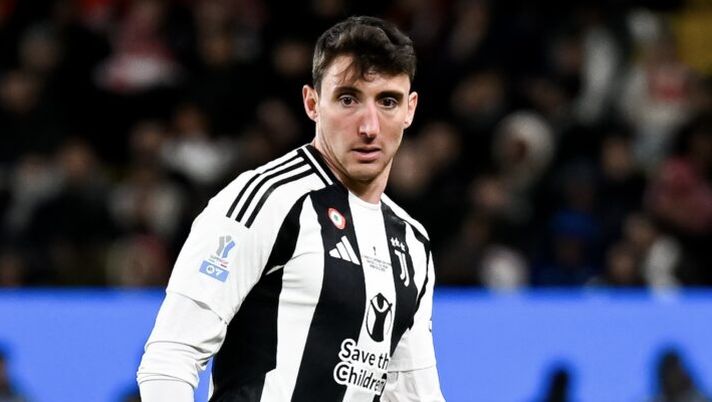 RIYADH, SAUDI ARABIA - JANUARY 03: Andrea Cambiaso of Juventus during the Italian Super Cup Semi-Final match between AC Milan and Juventus at Kingdom Arena on January 03, 2025 in Riyadh, Saudi Arabia. (Photo by Daniele Badolato - Juventus FC/Juventus FC via Getty Images) Juve, Cambiaso punta l’Inter: le sue condizioni. Più lungo lo stop di Kalulu: cosa filtra - immagine 1