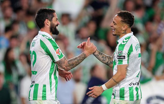 Siviglia, Spagna -24 aprile 2025: Isco esulta con Antony dopo aver segnato il terzo gol per il Betis Siviglia contro il Real Valladolid. (Foto di Fran Santiago/Getty Images) Fiorentina-Betis Siviglia, dove vedere la partita in tv e streaming live- immagine 3