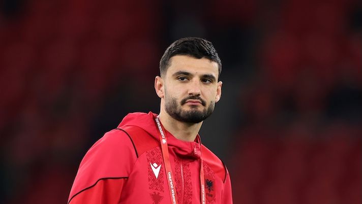 TIRANA, ALBANIA - NOVEMBER 16: Armando Broja of Albania inspects the pitch prior to the FIFA World Cup 2026 qualifier match between Albania and England at Air Albania Stadium on November 16, 2025 in Tirana, Albania. (Photo by Alex Pantling/Getty Images) Non solo il Cagliari interessato a Broja: c’è un’altra squadra di Serie A alla finestra - immagine 1