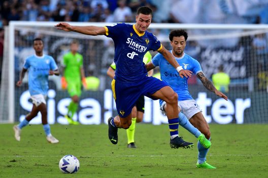 ROME, ITALY - SEPTEMBER 11: Felipe Anderson of SS Lazio compete for the ball withDiego Coppola of Hellas Verona during the Serie A match between SS Lazio and Hellas Verona at Stadio Olimpico on September 11, 2022 in Rome, Italy. (Photo by Marco Rosi - SS Lazio/Getty Images) Consigli Fantacalcio, 5 centrocampisti per la 5a giornata: Chiesa da urlo, sorpresa Chukwueze?- immagine 2