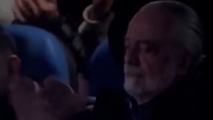 VIDEO Pino Daniele risuona al Maradona: tutta l’emozione di De Laurentiis in tribuna - immagine 1