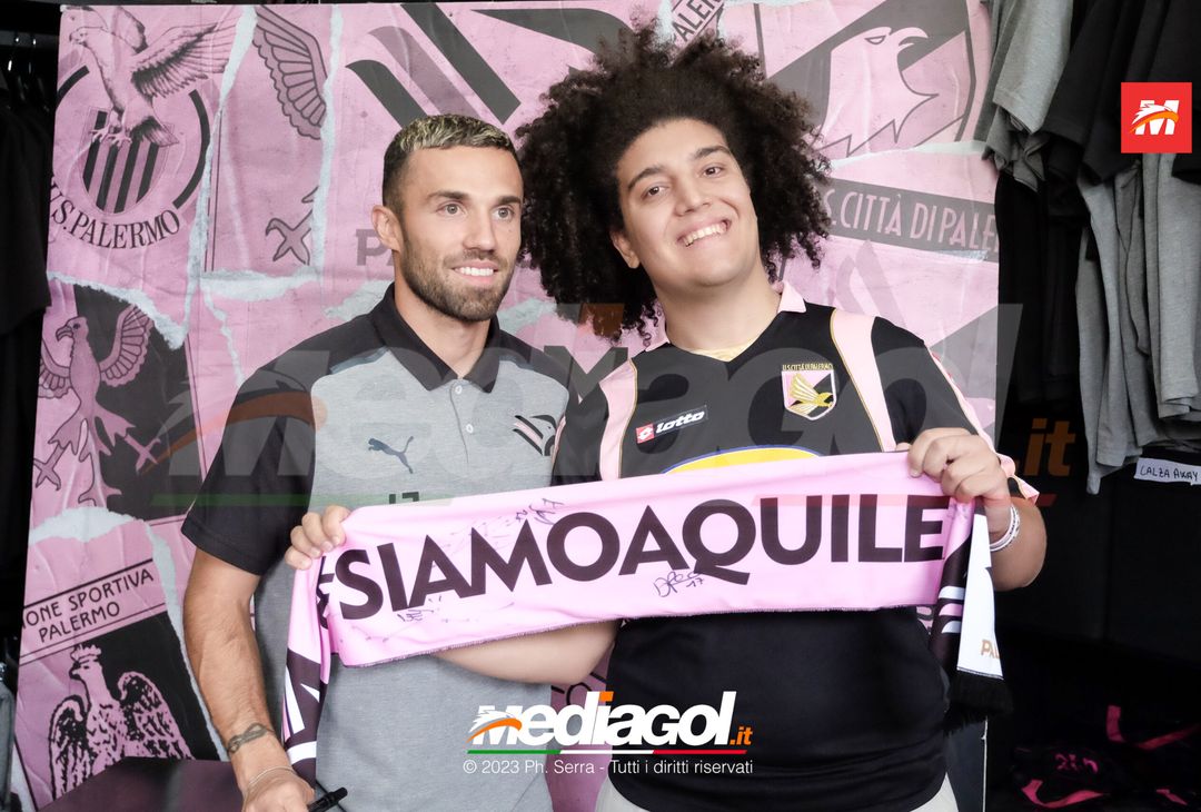 FOTO PALERMO: Federico Di Francesco scatta selfie con i tifosi allo store (GALLERY) - immagine 37