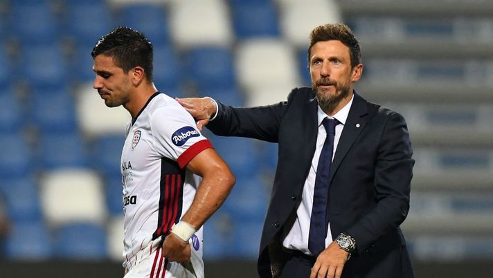 REGGIO NELL'EMILIA, ITALY - SEPTEMBER 20: Eusebio Di Francesco head coach of Cagliari Calcio consoles Giovanni Simeone of Cagliari Calcio after the Serie A match between US Sassuolo and Cagliari Calcio at Mapei Stadium - Città del Tricolore on September 20, 2020 in Reggio nell'Emilia, Italy. (Photo by Alessandro Sabattini/Getty Images) La probabile formazione del Cagliari: Di Francesco sceglie Simeone unica punta - immagine 1
